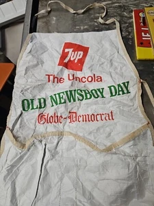 Delantal de periódico Globo-Demócrata vintage logotipo 7Up promoción del día de los boyans antiguos (KitB - Imagen 1 de 4