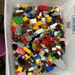 Lego Bulk Lot von über 2 Pfund Spaziergänge Figuren in verschiedenen Stücken - Bild 1 von 1