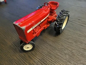 Vintage ERTL - International Farm Tractor Working Steering - Red - 1:16 Diecast - Picture 1 of 7