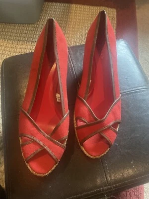 Anilha peep toe Merona vermelha de lona e plástico marrom tamanho 9 - Imagem 1 de 4