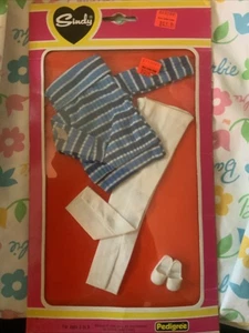 Vintage Pedigree Sindy bambola blu a righe top pantaloni bianchi 41130U vestito nuovo con scatola - Foto 1 di 5