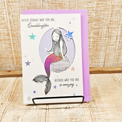 Cartão de aniversário Hallmark neta sereia estrelas roxo incrível - Imagem 1 de 4