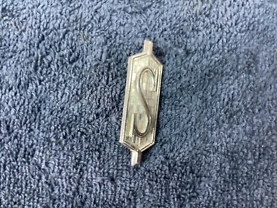 71 1971 72 1972 Oldsmobile Cutlass S emblema frontal 9856611-2 - Imagem 1 de 4