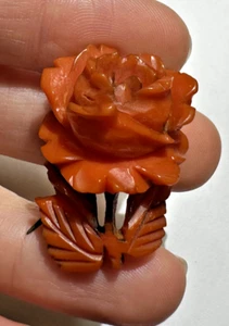 Raro Vittoriano Intagliato Bachelite Plastica Corallo Colore Fiore Rosa Spilla - Foto 1 di 7