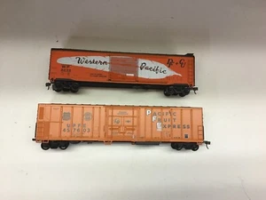 Set of 2 mixed manufacturers HO scale freight cars - Picture 1 of 5