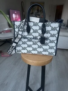 Michael Kors Mirella Logo jaquard Shoulder Bag Black - Bild 1 von 3