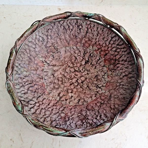 Cuenco con patas con acabado martillado y borde tejido, 15" de diámetro - Imagen 1 de 17