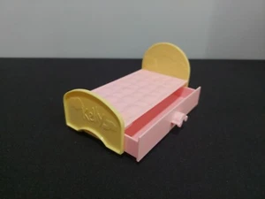 Mattel Barbie Kelly Love N Care Bett rosa gelb 2000 Vintage  - Bild 1 von 10