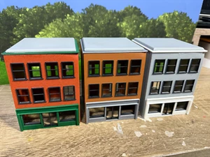 HO Scale Storefront Buildings - Built Up - Full Color - Set of 3 Complete as pired - Bild 1 von 4
