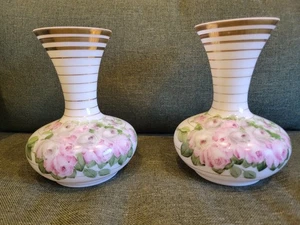 2 Charleton Goldrand Blumen Rosen handbemalt Milchglas Vase 9 1/2" - Bild 1 von 13