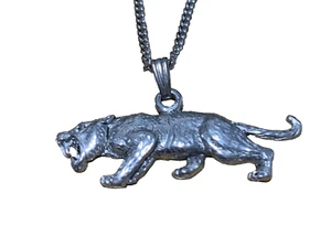 SÄBELZAHNTIGER SILBER ZINN ANHÄNGER MIT 18 ZOLL KETTE MIT BLAUER ORGANZA TASCHE - Bild 1 von 2