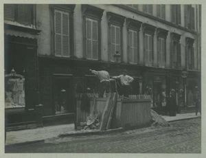 (Paris) Travaux du métro 1908. Puits au 48 Rue d'Amsterdam. Egout. Ouvriers. - Picture 1 of 2