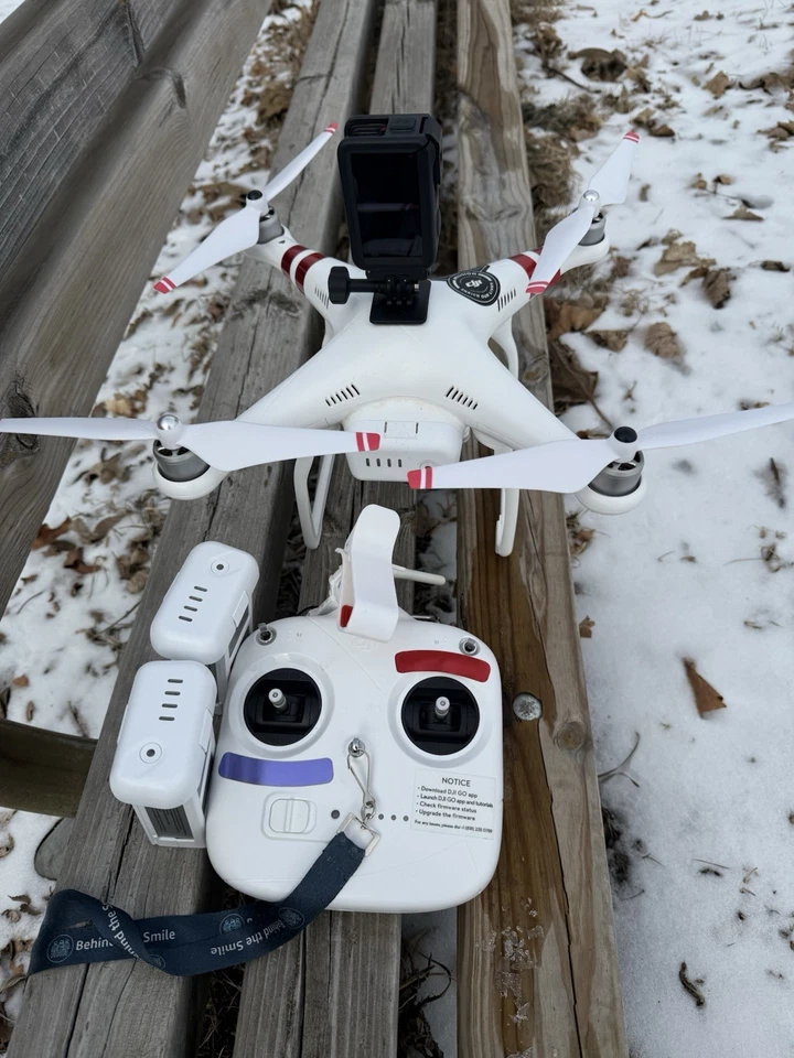 DJI Phantom 3 estándar con 3 baterías cada una barreras de 20 minutos con DJI Action 4 Foto 1 de 2