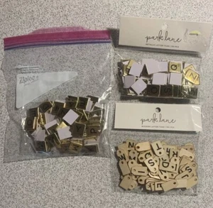 Menge Gold Scrabble Buchstaben Aufkleber 3/4" Quadrat & Holz Buchstaben Anhänger (S2) - Bild 1 von 6