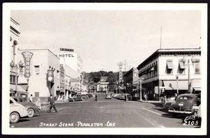 Postkarte RPPC Oregon ODER Pendleton 1947 Downtown Drogerie Kino Autos - Bild 1 von 2