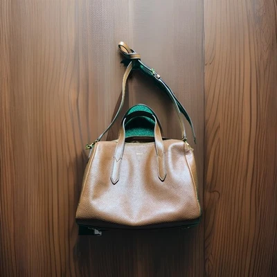 Bandolera Bandolera Fossil Sydney mediana de cuero granulado marrón Foto 1 de 4