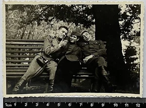 Zärtliche gutaussehende junge Männer rauchen/umarmen attraktive Jungs Gay Int #4918 - Bild 1 von 3
