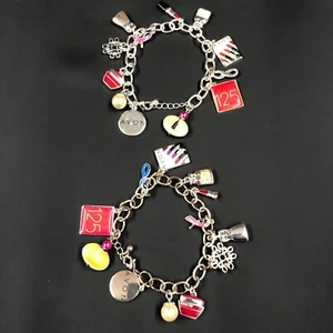 Juego de 2 brazaletes de cadena tono plata con dijes Avon 125 aniversario 2011 - Imagen 1 de 11