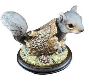 Homco 1986 Obra Maestra De Colección Porcelana Ardilla En Tronco Estatuilla Con Soporte - Imagen 1 de 7