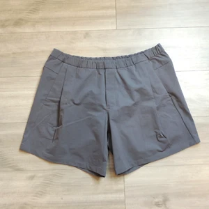 Lululemon Lab Relaxed Fit plissierte Shorts 7" Herren Größe XL grau unterwegs Fitnessstudio - Bild 1 von 12