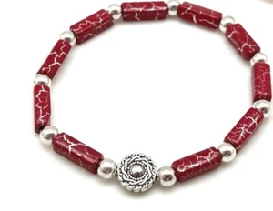 Bracciale elastico perline tubolari rosso opaco e argento con accenti argento, 7 pollici circa - Foto 1 di 6