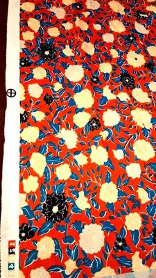 Material rojo con flores blancas y negras y hojas azules 62 in x 32 in Foto 1 de 3