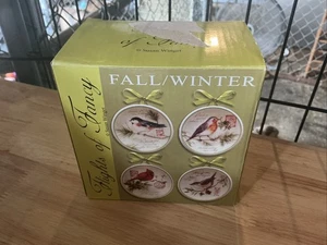 Nuovo con scatola Voli di fantasia autunno/inverno Susan Winget set di 4 piatti da appendere 4" - Foto 1 di 3