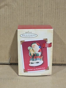 Hallmark Keepsake "Sittin' on Santa's Lap" Ornamento 2004 Albero di Natale NUOVO - Foto 1 di 6