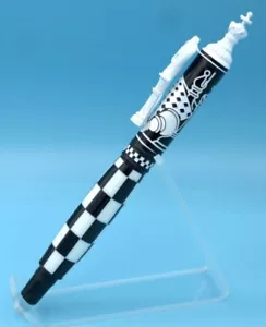 Penna a sfera per scacchi in cromo nero e bianco con corpo penna a scacchiera - Foto 1 di 10