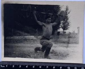 Hombres cariñosos musculares abultados sin camisa con barra gay foto antigua #4155 - Imagen 1 de 3