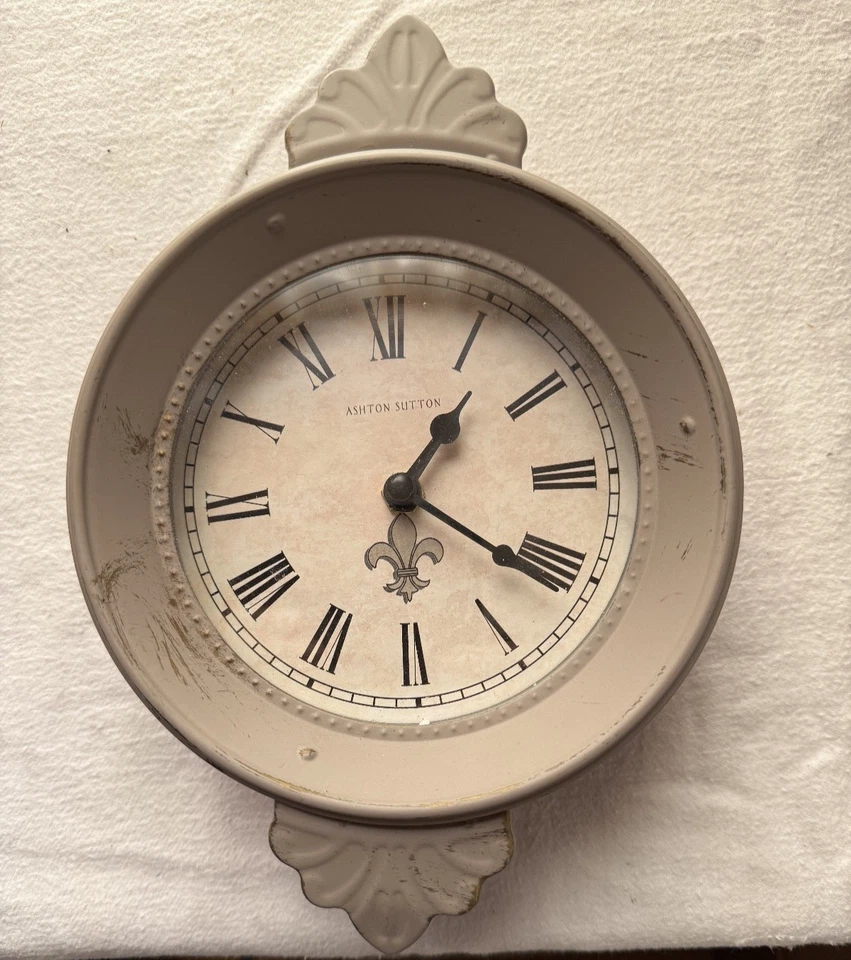 Reloj de pared Ashton Sutton pequeño verde pálido envejecido Foto 1 de 4