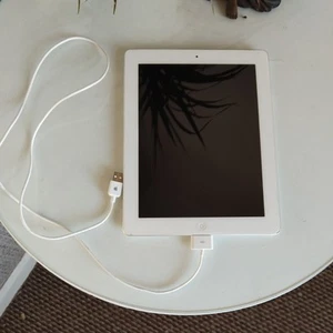 Apple iPad 3rd Generation A1416 Wi-Fi 32GB - White & Silver Tablet IOS - Picture 1 of 11