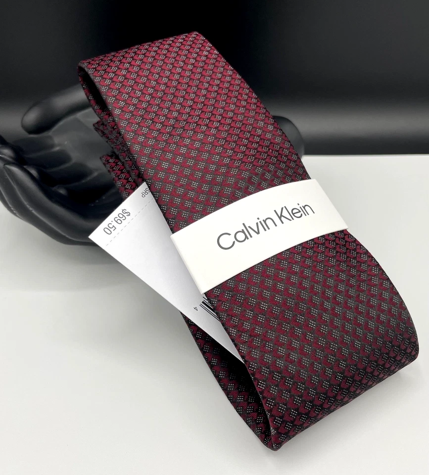 Corbata de mezcla de seda para hombre Calvin Klein ~ Borgoña ~ Rejilla geométrica ~ NUEVA PRECIO DE VENTA SUGERIDO POR EL FABRICANTE: $69,50 Foto 1 de 3