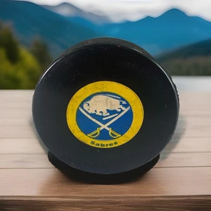 NHL Viceroy Escudo de Goma Reverso Buffalo Sabres Juego Usado Disco V-3 Slug 1973-83 - Imagen 1 de 4