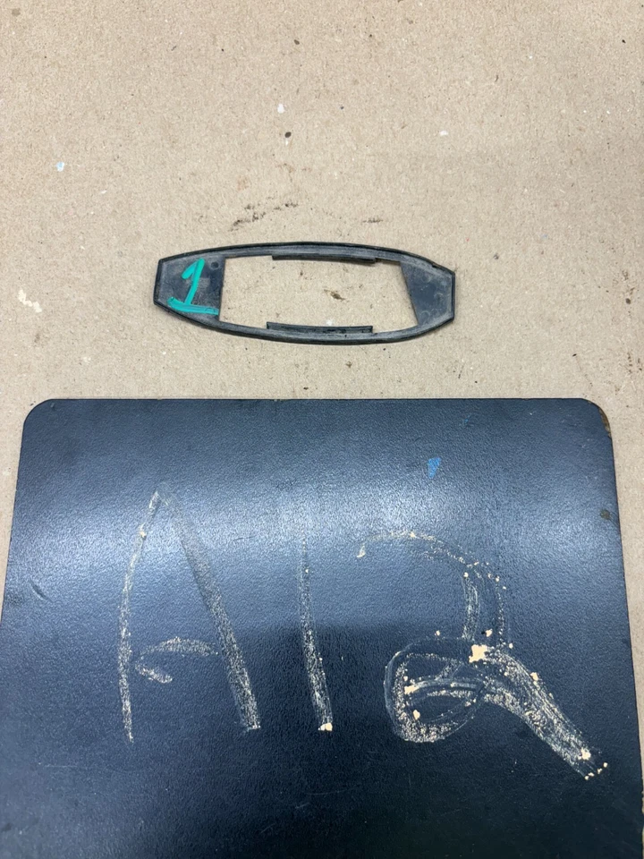 1 JUNTA DE MONTAJE DE ESPEJO LATERAL USADA AÑOS 60 GM? AFTERMARKET OEM IMPALA GTO LEMANS MALIBU Foto 1 de 4