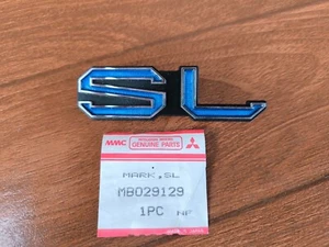 Vintage SL Emblem Badge fit Mitsubishi Lancer A72 A73 Genuine NOS P/N MB029129 - Foto 1 di 13