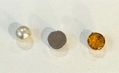 Bonito Lote 3 Alfileres Tie Tac Para Hombre = Tono Plata, Perla Imitada y Piedra Color Ámbar Foto 1 de 2