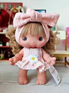 Hochwertiges Material spanische süße Mädchen Piu Gänseblümchen Puppe Marina&Pau Spanien 25 cm - Bild 1 von 2
