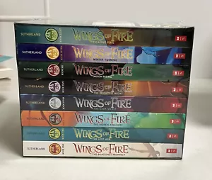 Wings of Fire Box Set, il set di 8 libri Jade Mountain Prophecy NUOVO STOCK - Foto 1 di 4