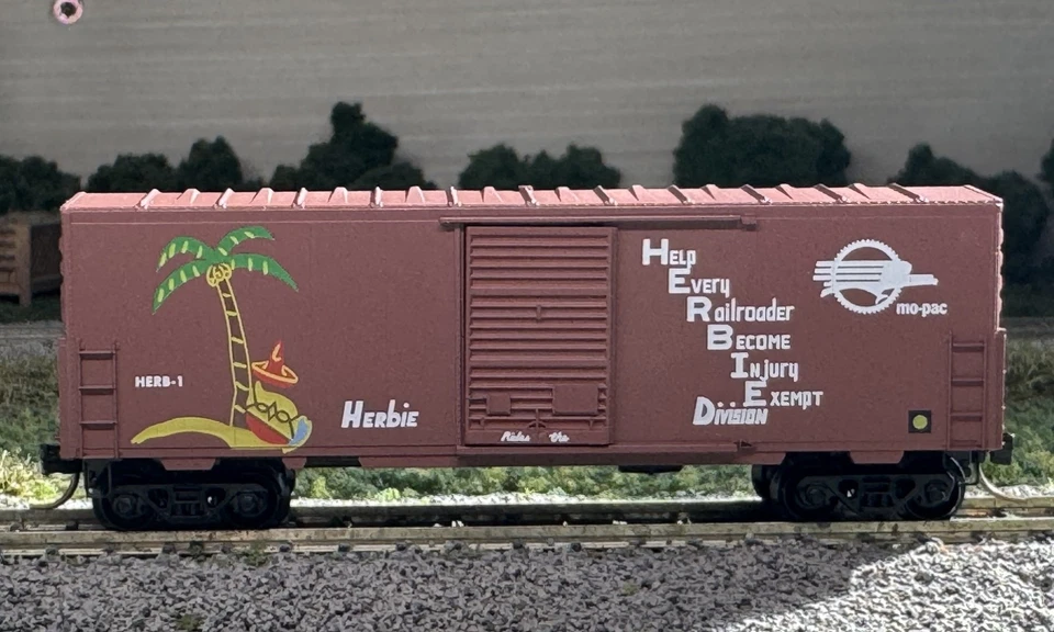 N - MTL 24220 Missouri Pacific "Herbie" 40' Single Door Boxcar HERB-1 N13168 - Image 1 of 1