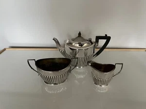 SCHÖNES 3-TEILIGES HALB GERIPPTES VERSILBERTES TEESERVICE (SPTS-100E) (JAMES DIXON) - Bild 1 von 5