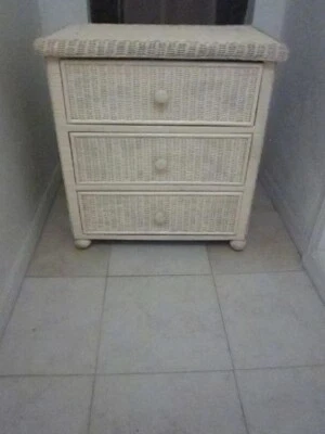 Cofre de soltero de mimbre estilo cabaña costera 3 cajones color crema Foto 1 de 4