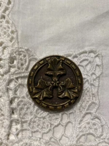 Vintage  1-1/4" Leaves Metal Picture Button 128-43 - Picture 1 of 4