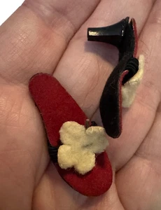 50er Jahre Madame Alexander schwarz und rot Riemchen Cissy Puppe Schuhe Absätze - Bild 1 von 7