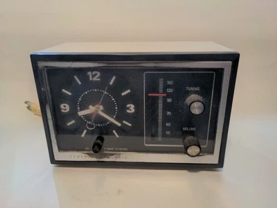 General Electric  Vintage  AM Alarm Clock Radio Beige Model 7-4725A WORKS - Image 1 of 4