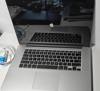 MacBook Pro 15.4" Core i7 2.2GHz 16GB 1TB SSD A1398 - Image 1 of 4