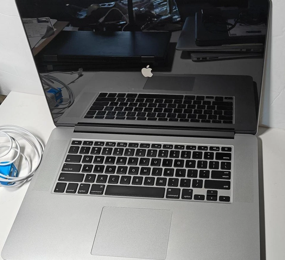 MacBook Pro 15.4" Core i7 2.2GHz 16GB 1TB SSD A1398 - Image 1 of 4