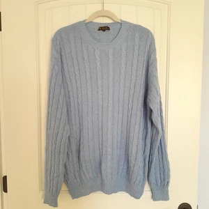 Suéter Loro Piana Hombres Cachemira Tejido con Cable Cuello Redondo Azul Claro Talla 58/Talla 3XL - Imagen 1 de 12
