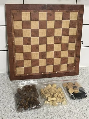 3 IN 1 CHESS CHECKERS & BACKGAMMON IN FOLDING WOODEN GAMEBOARD BOXED KING 5.25cm - Image 1 of 4