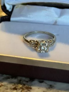 Anello di Fidanzamento W Diamante Creato in Laboratorio .10ct Pietra Centrale Misura 5,25 Leggi Art Decò - Foto 1 di 7